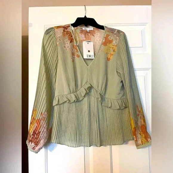 Stunning Sage Green Floral Pleated Woman’s Blouse By DR2 Medium Perfect For FALL - Picture 1 of 9